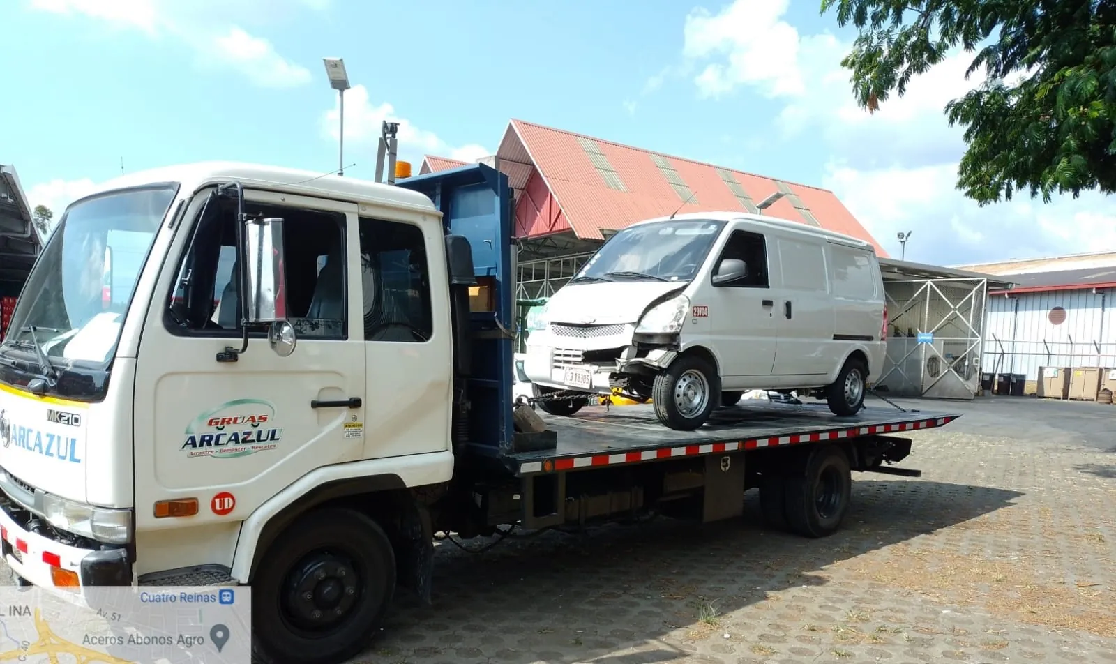 Grúa Arcazul trasladando una van en plataforma